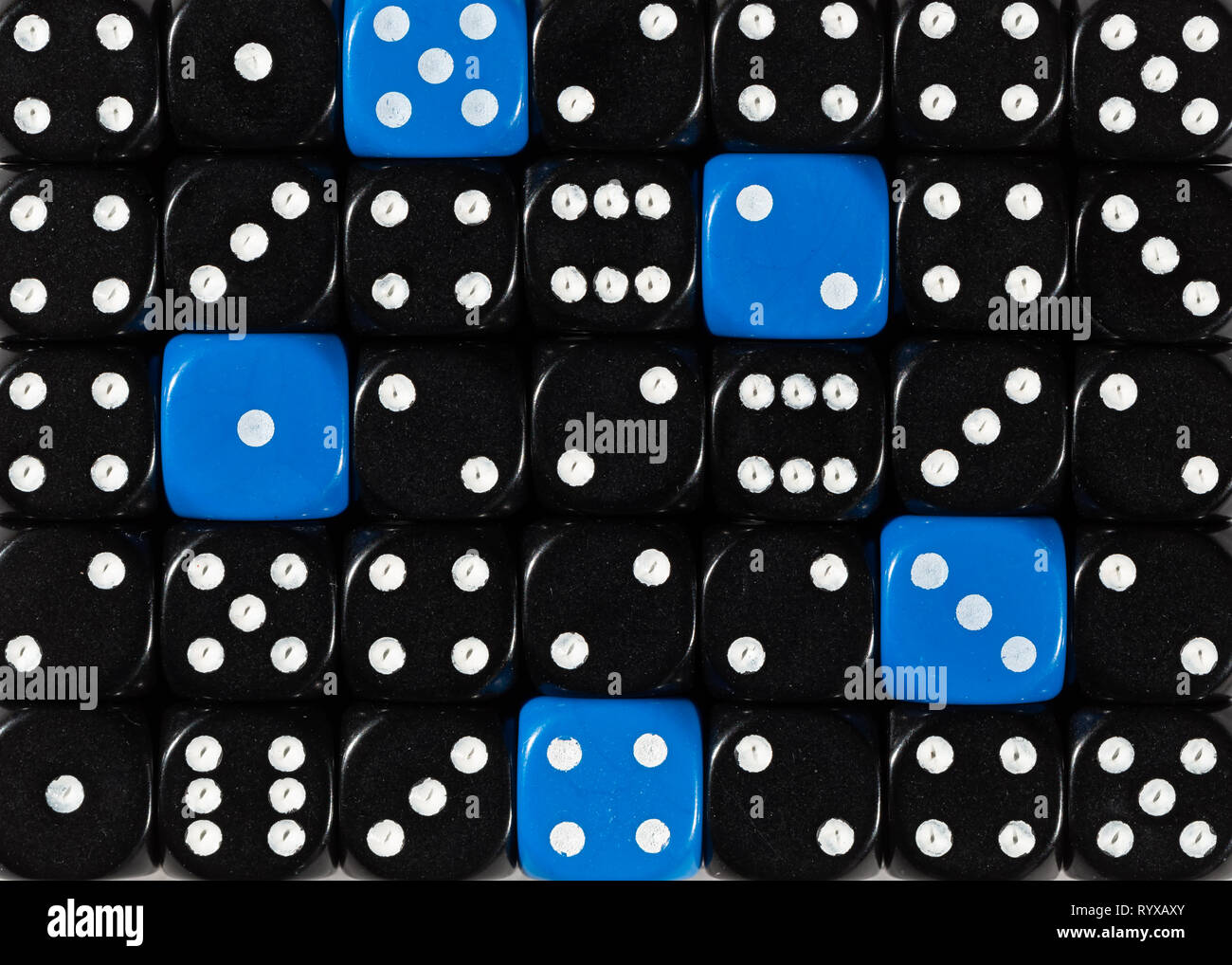 Sullo sfondo di un casuale nero ordinato plinti con cinque cubetti di blu Foto Stock