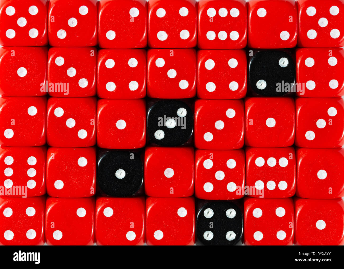 Sullo sfondo di un ordinato casuale dadi rossi con quattro cubi nero Foto Stock