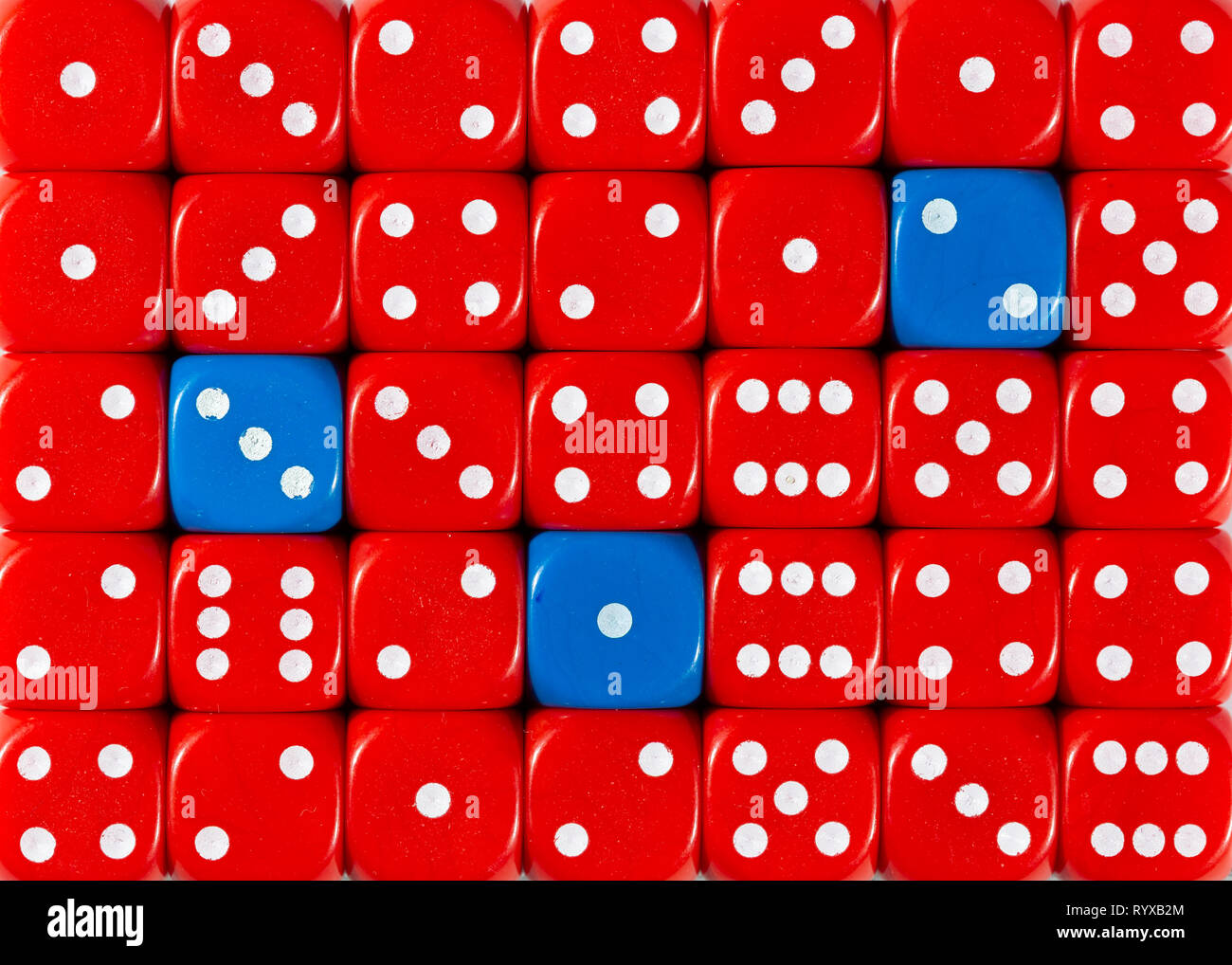 Sullo sfondo di un ordinato casuale dadi rossi con tre cubi blu Foto Stock