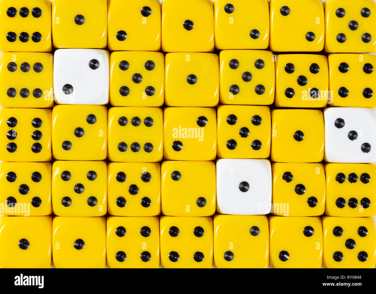 Sullo sfondo di un casuale giallo ordinato plinti con tre cubi bianco Foto Stock