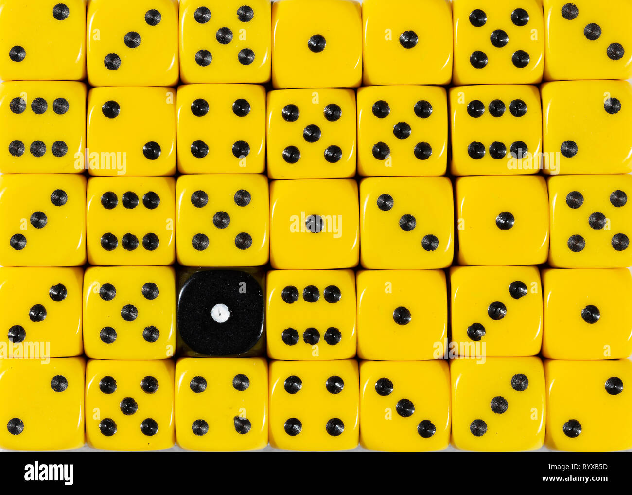Sullo sfondo di un casuale giallo ordinato plinti con un cubo nero Foto Stock