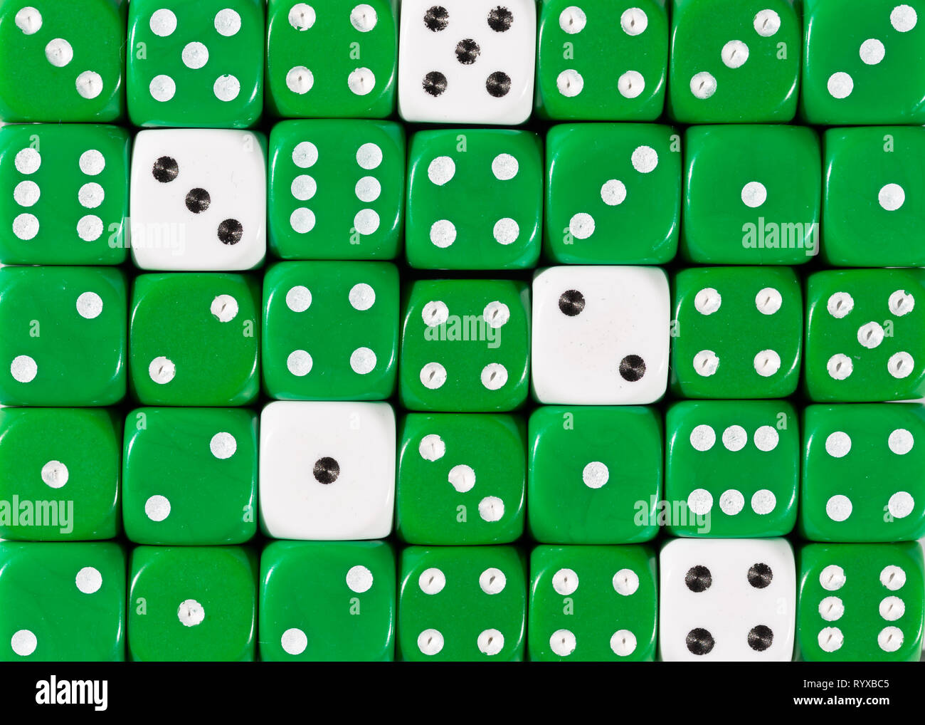 Sullo sfondo di un casuale verde ordinato plinti con cinque cubetti di bianco Foto Stock