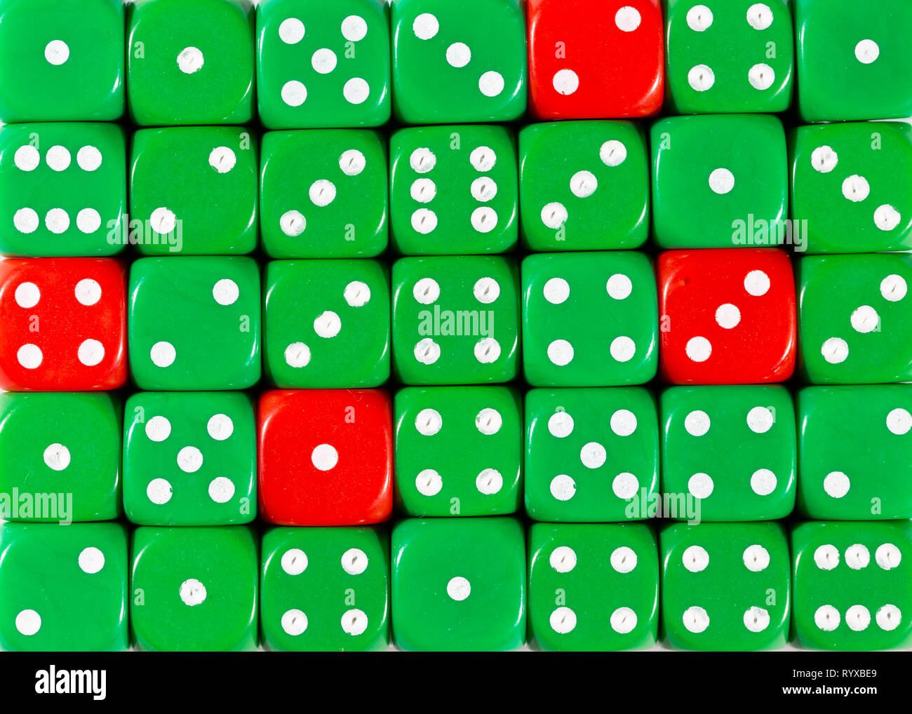 Sullo sfondo di un casuale verde ordinato plinti con quattro cubi rossi Foto Stock