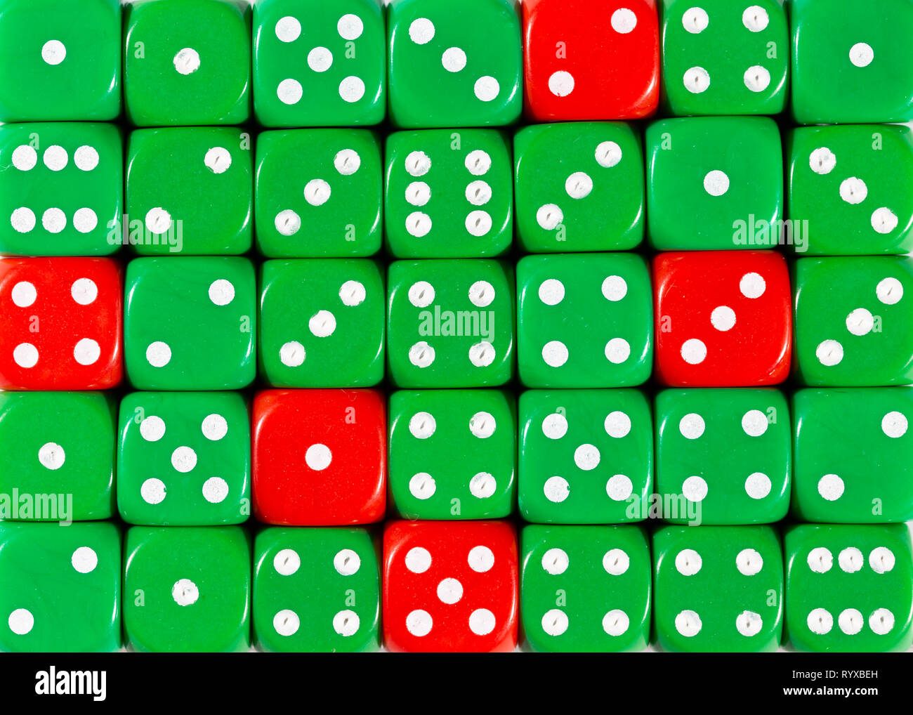 Sullo sfondo di un casuale verde ordinato plinti con cinque cubi rossi Foto Stock