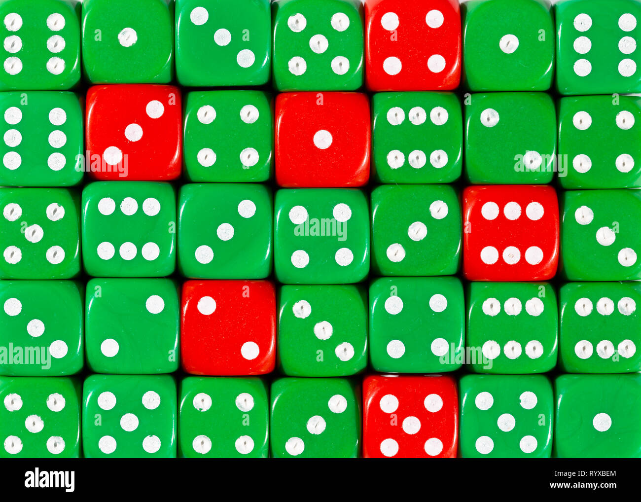 Sullo sfondo di un casuale verde ordinato plinti con sei cubi rossi Foto Stock