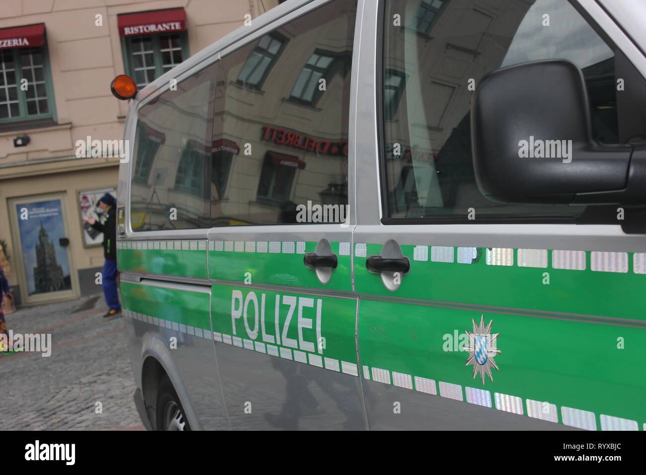 Vista laterale di un vecchio verde-argento tedesco bus di polizia. Etichettato con lettere riflettente dotato di non-trasparenti i riquadri della finestra. Foto Stock Vista laterale di un vecchio verde-argento tedesco bus di polizia. Etichettato con lettere riflettente dotato di non-trasparenti i riquadri della finestra. Foto Stock