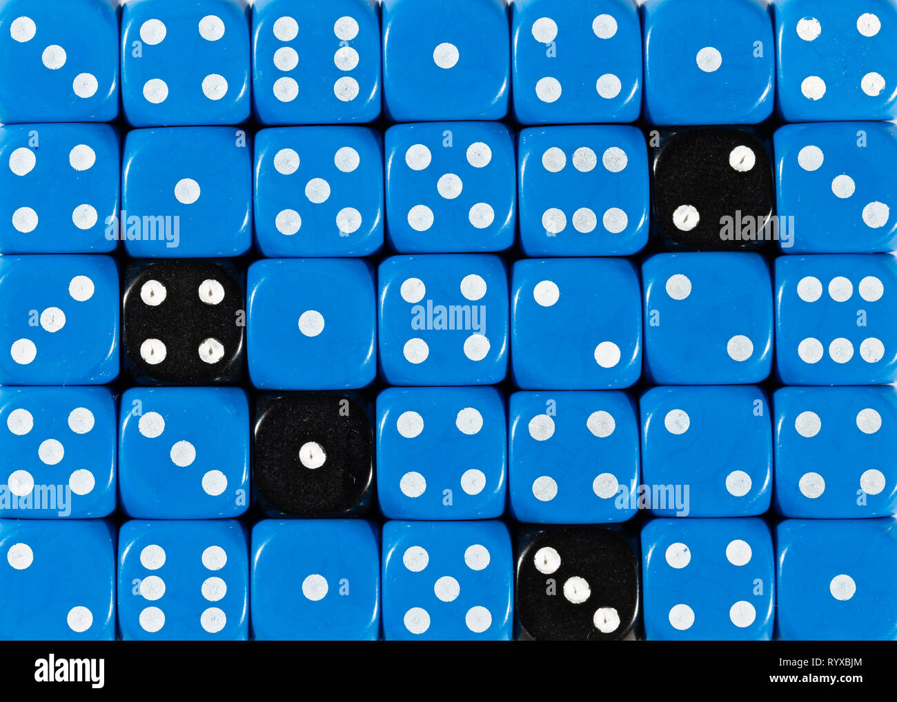 Sullo sfondo di un ordinato casuale dadi blu con quattro cubi nero Foto Stock