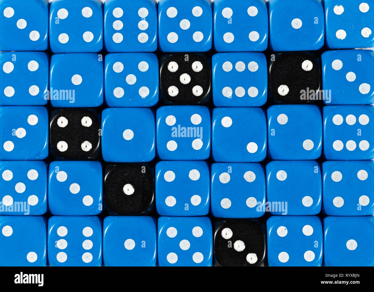 Sullo sfondo di un casuale blu ordinato plinti con cinque cubetti di nero Foto Stock