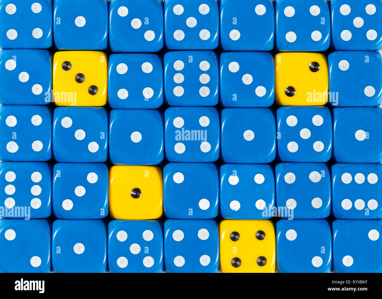 Sullo sfondo di un ordinato casuale dadi blu con quattro cubi giallo Foto Stock