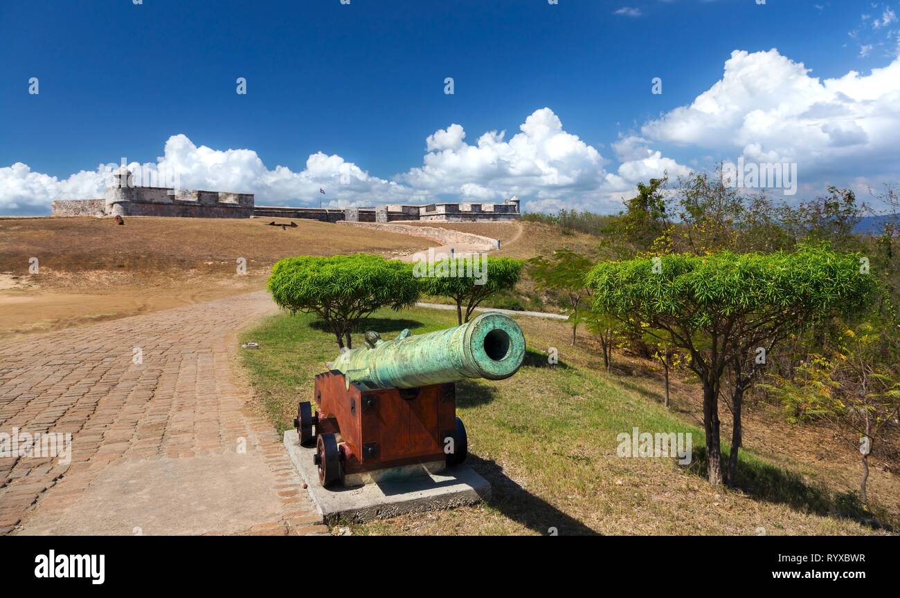 Il vecchio cannone di fronte a San Pedro de la Roca Castello (Castillo del Morro) Fortezza su Santiago de Cuba Costa, un mondo Unesco patrimonio dell'Umanità Foto Stock