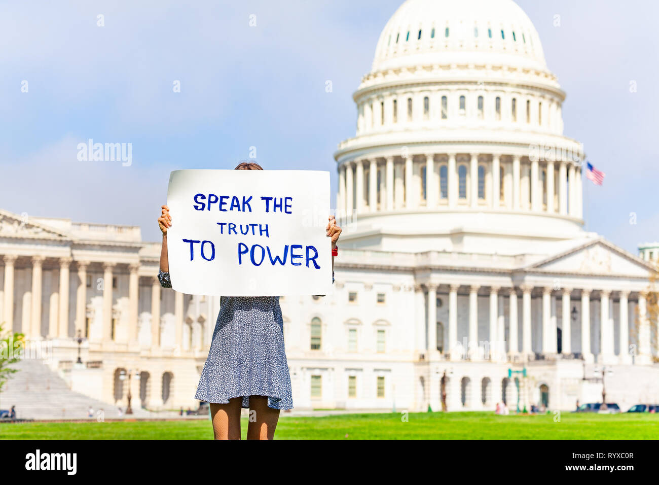 La donna protesta di fronte gli Stati Uniti Campidoglio in Washington Holding firmano dicendo a dire la verità al potere Foto Stock