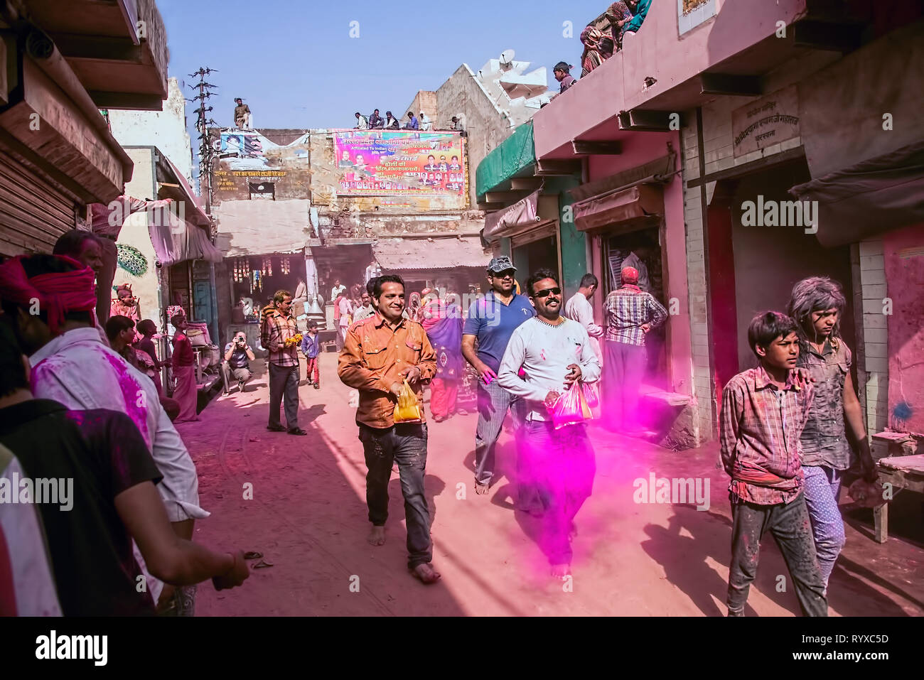 Holi,festival a colori,celebrazione,a,Barsana street,diffusione,rosa polvere, come una parte della baldoria,seguita da femmine,Mathura,U.P.India. Foto Stock