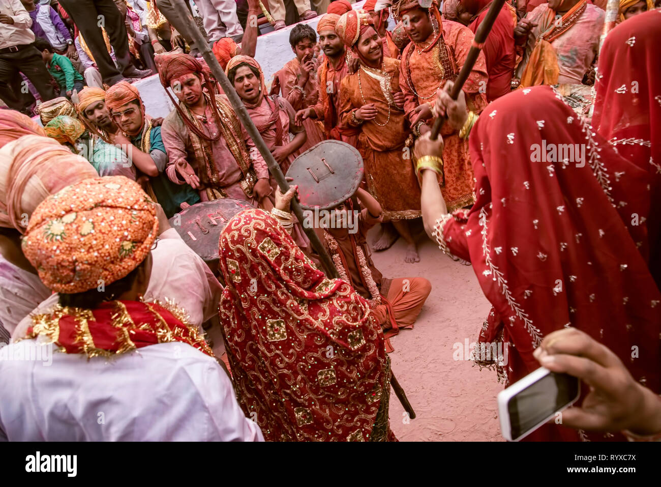 Lathimar,Holi,prestazioni,da femmine,,battendo,testine di maschi,bastoncini di legno,come per,età holi ,rituale,pratiche,unico,evento,ampiamente ,famoso,Barsana,U.P Foto Stock