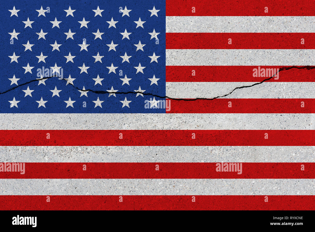 Stati Uniti d'America bandiera sul muro di cemento con il crack. Patriottica sfondo grunge. Bandiera nazionale degli Stati Uniti d'America Foto Stock