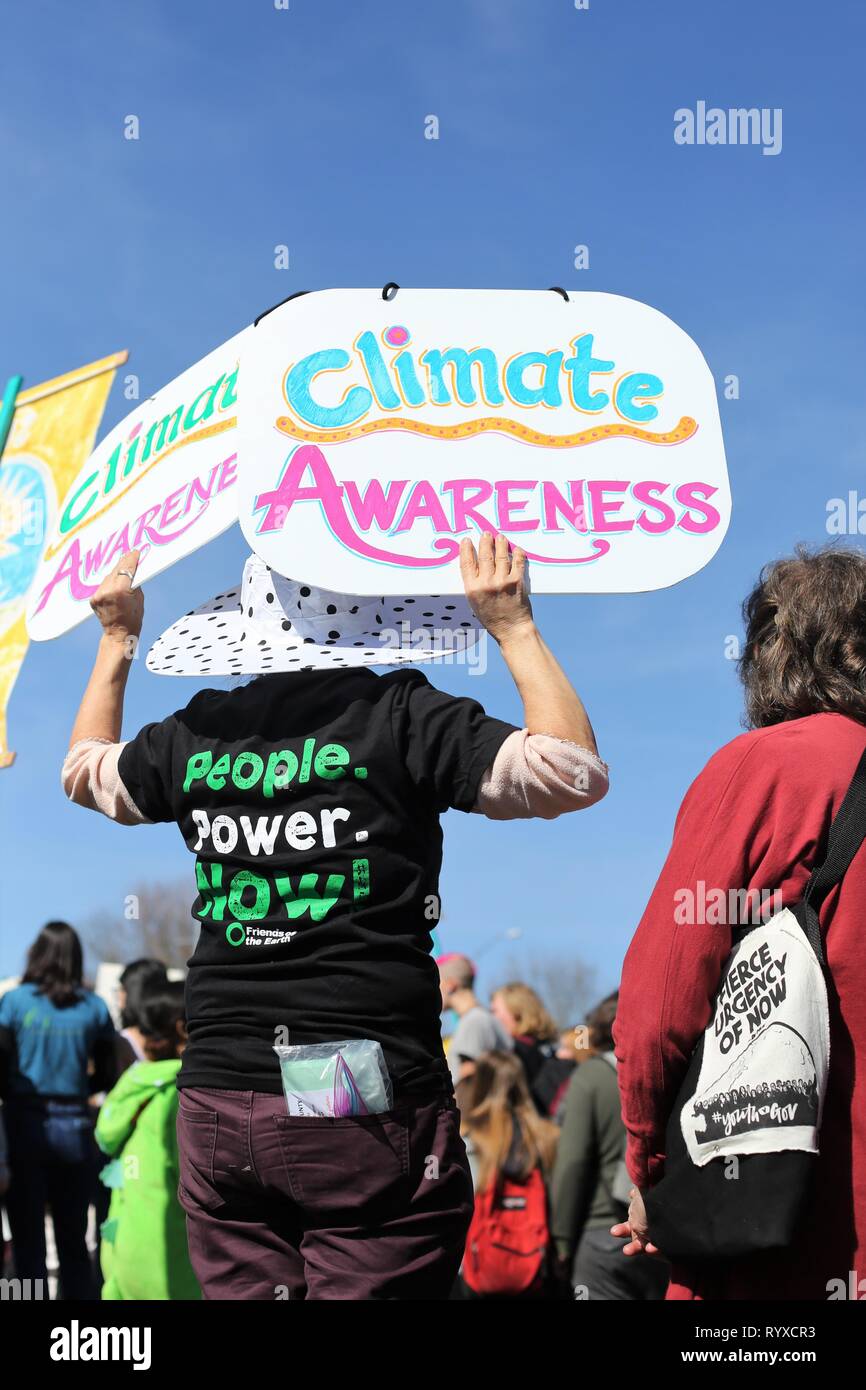 Una persona in possesso di segni in corrispondenza del clima globale sciopero nel rally di Eugene, Oregon, Stati Uniti d'America. Foto Stock