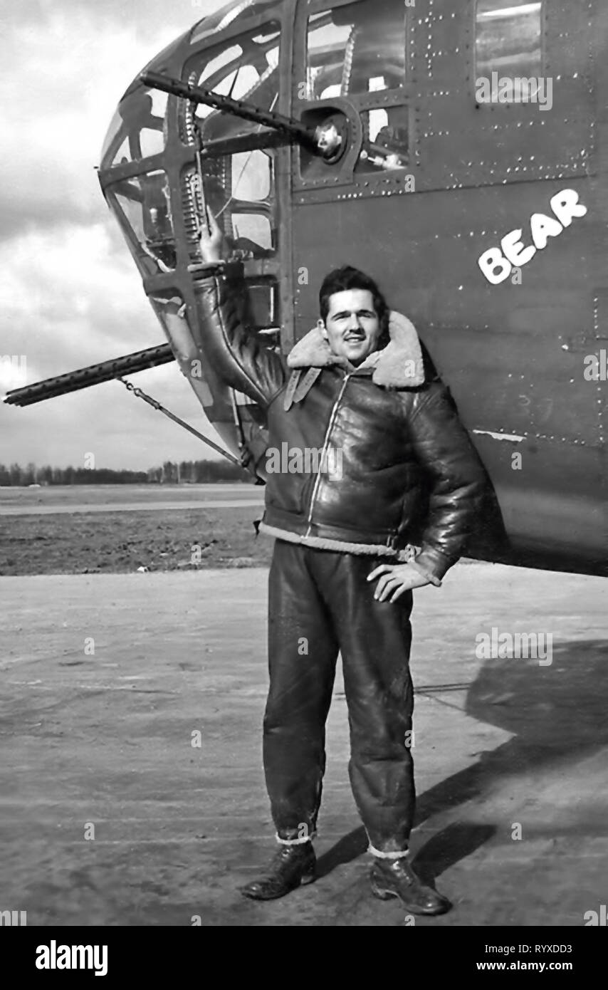 Fotografie personali e cimeli della lotta contro gli americani durante la Seconda Guerra Mondiale. B-25 Mitchell bombardiere medio equipaggi e naso art. Foto Stock