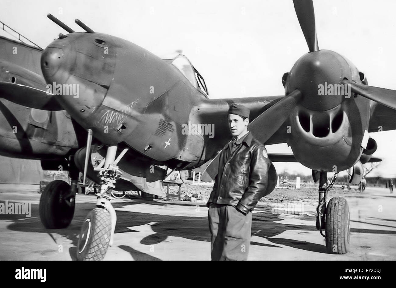 Fotografie personali e cimeli della lotta contro gli americani durante la Seconda Guerra Mondiale. P-38 Lightning fighter equipaggio. Foto Stock