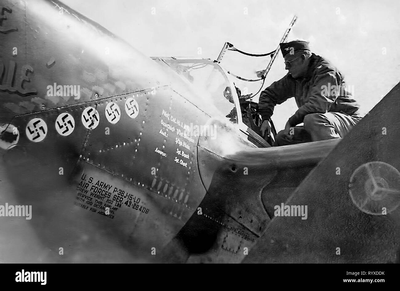 Fotografie personali e cimeli della lotta contro gli americani durante la Seconda Guerra Mondiale. P-38 Lightning fighter equipaggio. Foto Stock
