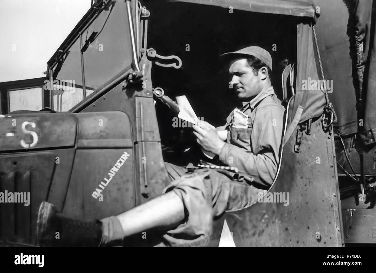 Fotografie personali e cimeli della lotta contro gli americani durante la Seconda Guerra Mondiale. Lettura soldato lettere da casa. Foto Stock