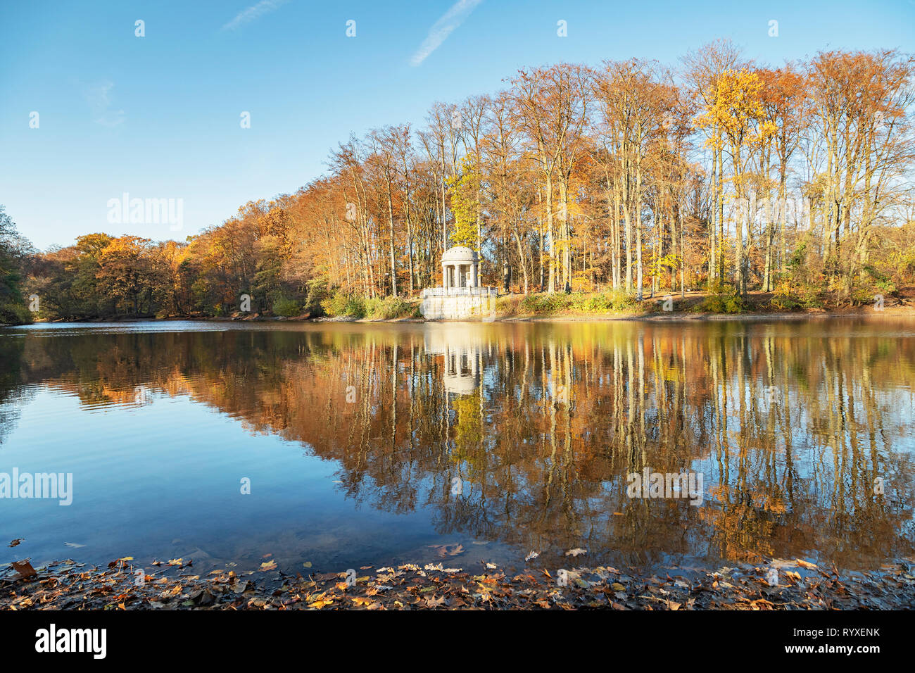 Krefeld - Vista di Stadtwald Lago con Deuss-Temple della Renania settentrionale-Vestfalia, Germania, Krefeld, 15.11.2018 Foto Stock