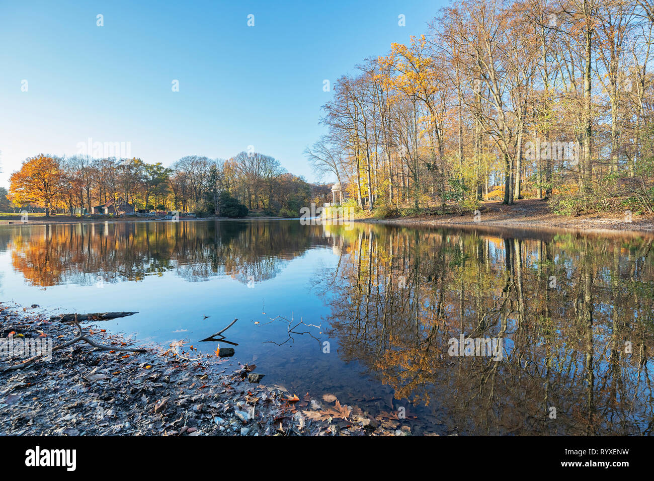 Krefeld - Vista Lago Stadtwald nel colore di autunno con Deuss-Temple della Renania settentrionale-Vestfalia, Germania, Krefeld, 15.11.2018 Foto Stock
