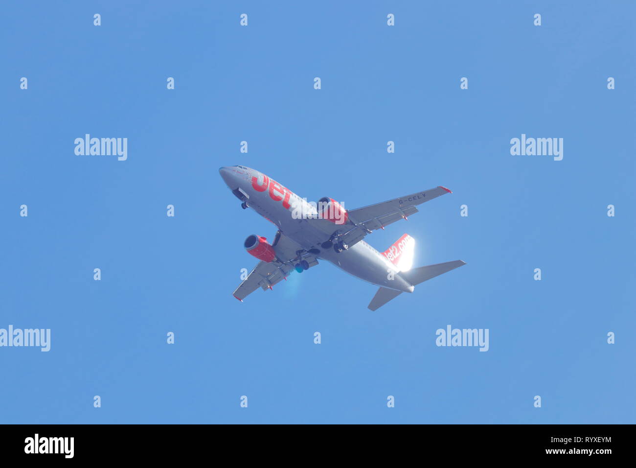 Un Boeing 737 G-CELY gestito da Jet2 Holidays , effettua un approccio finale all'atterraggio all'aeroporto internazionale di Leeds Bradford Foto Stock