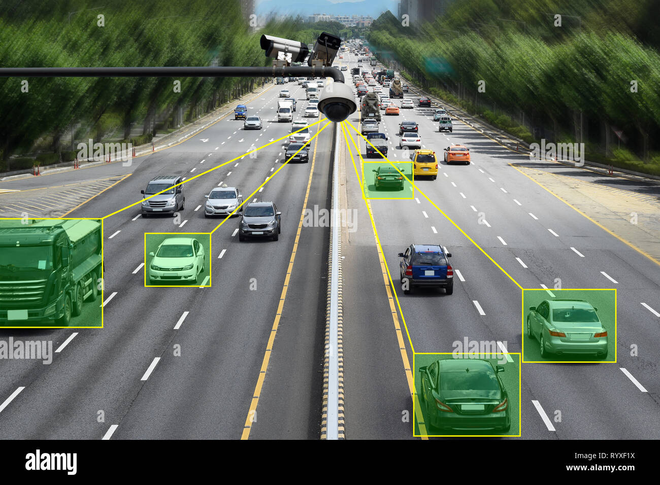 Telecamera che controlla velocizzando le automobili e accelerando sulla strada. Foto Stock