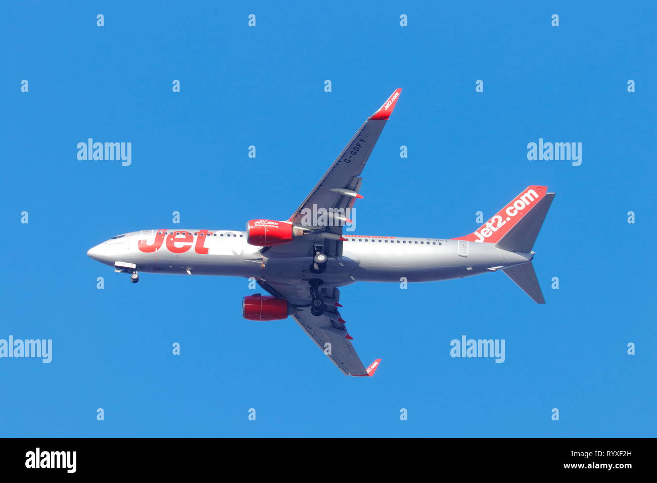 Un getto 2 Boeing 737 G-GDFY sull approccio finale all'Aeroporto Internazionale di Leeds Bradford Foto Stock