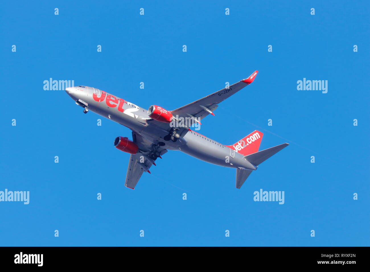 Un getto 2 Boeing 737 G-JZHY in rosso e argento livrea, sull approccio finale all'aeroporto di Leeds Bradford Foto Stock