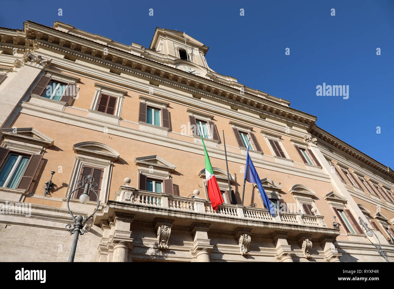 Palazzo Montecitorio in Roma la sede del parlamento italiano con le bandiere Foto Stock
