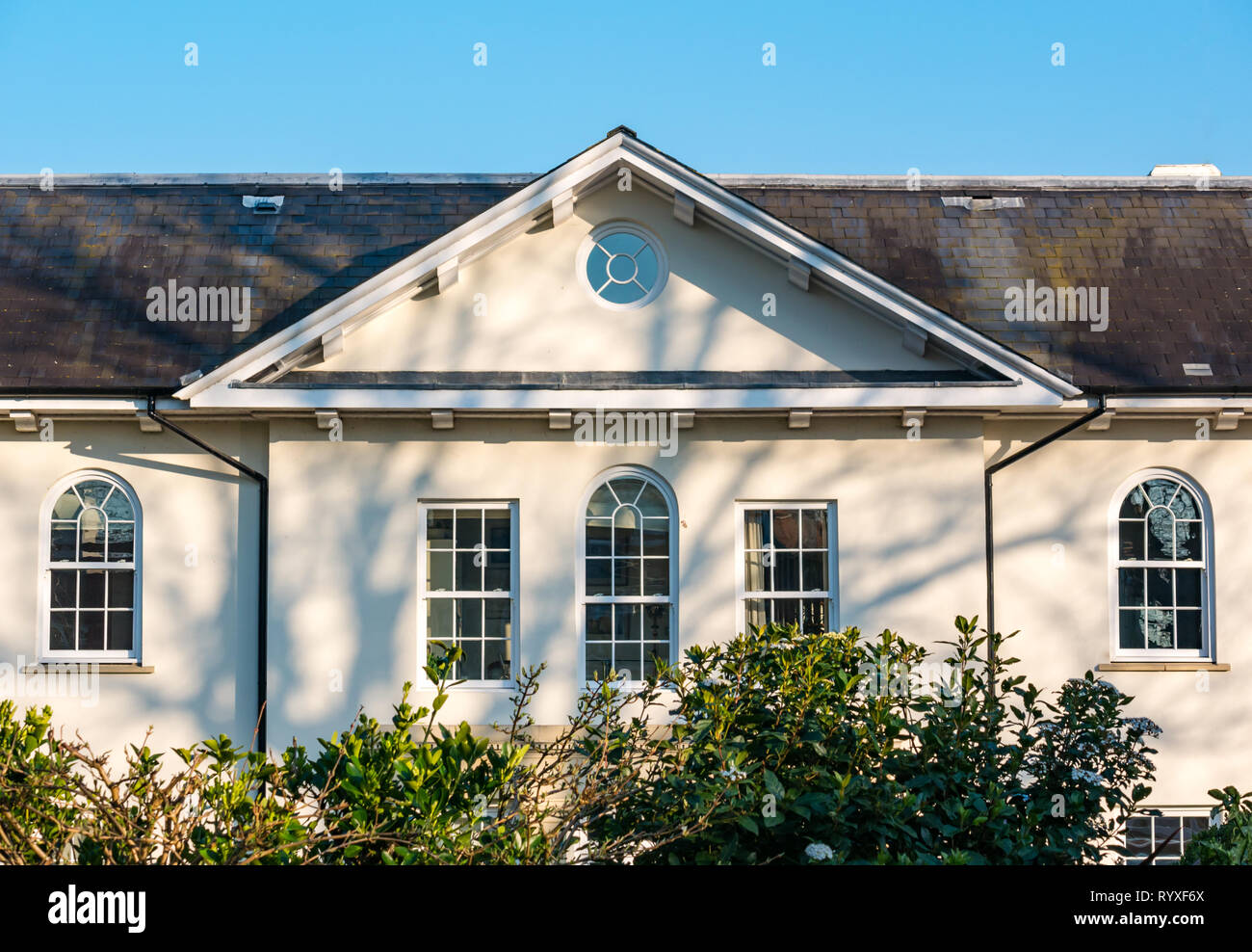 Xviii secolo architettura Georgiana Manor House con stile dorico il tetto e il telaio e il caso finestre ad arco, Hampton Wick, London, Regno Unito Foto Stock