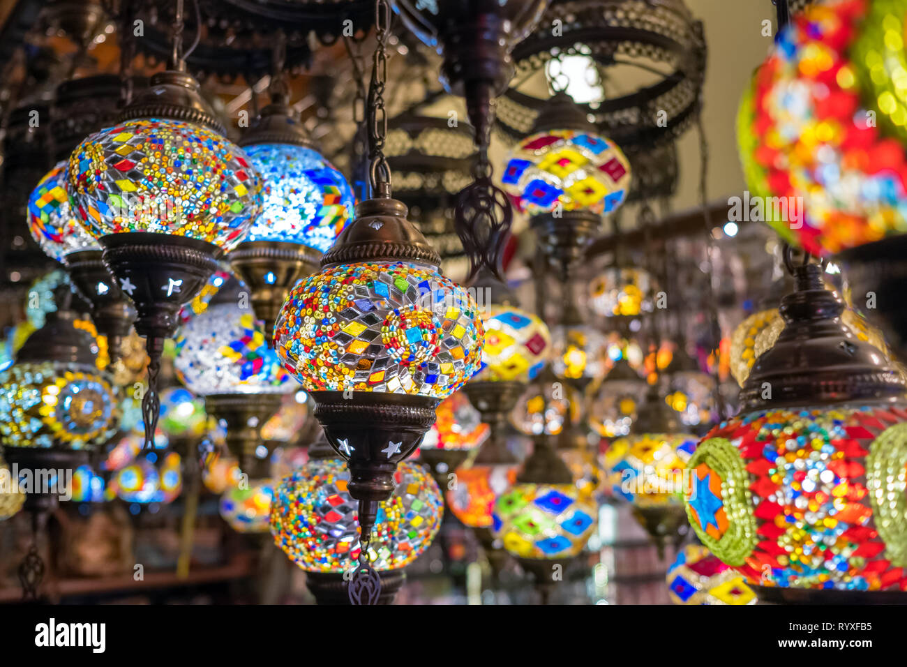 Varietà di coloratissimi turchia lampade in vetro per la vendita a Goreme, Cappadocia, Turchia. Foto Stock