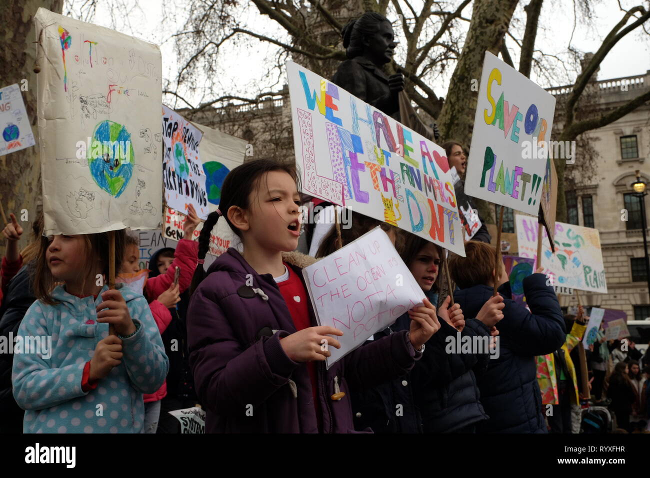 London, Regno Kinngdom - Venerdì 15 Marzo 2019: migliaia di studenti e sostenitori radunati a picket sulla piazza del Parlamento e il Departmnent per Business strategia energetica e industriale a sostegno della gioventù sciopero clima 4. #Fridaysforfuture movimento fu iniziato da Greta Thunberg, un 16-anno vecchio clima svedese attivista e ha acquisito maggiore slancio in tutto il mondo. Foto Stock