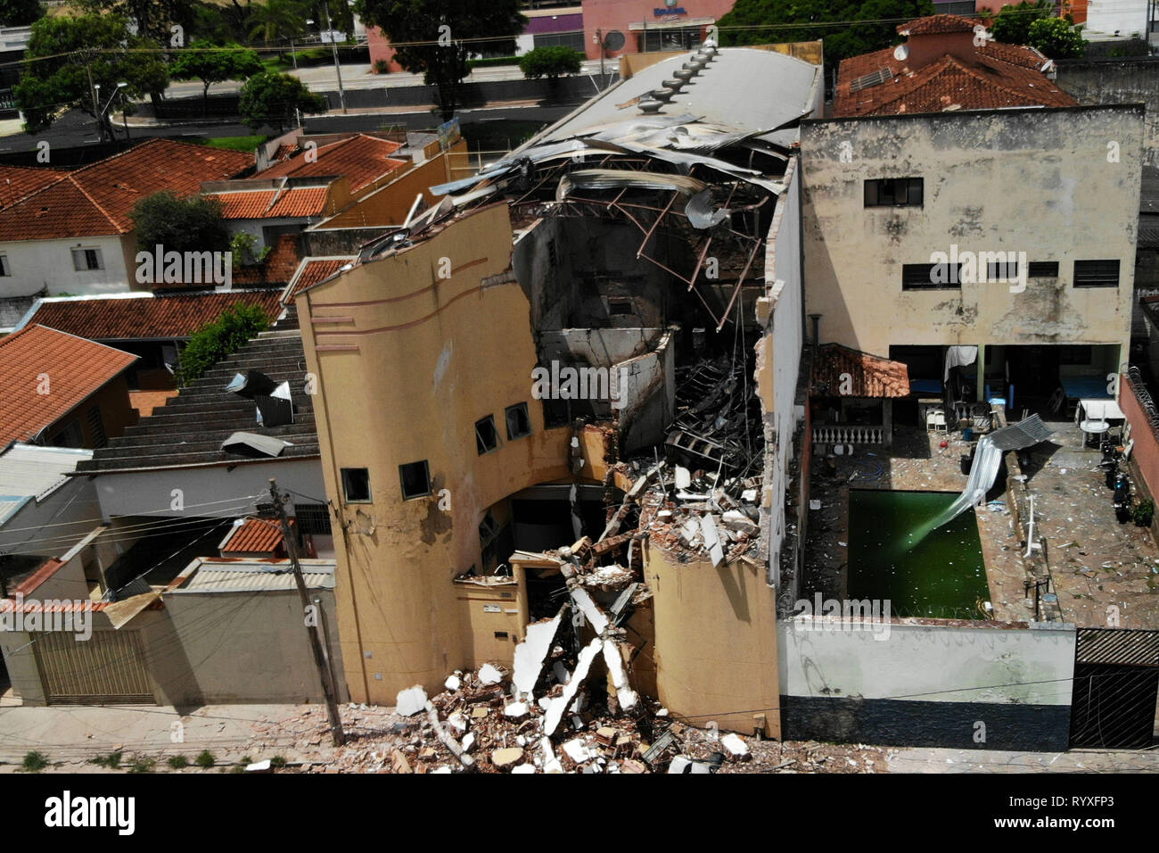 Sao Paulo, Brasile. 15 mar 2019. SP - Ribeirao Preto - 03/15/2019 - Pistola shop colpita da un incendio dopo l esplosione di Ribeir o Preto stand di tiro - una pesca, armi e muni shop dove un professional stand di ripresa è stata azionata presi da un incendio dopo un'esplosione foto: Thiago Calil / AGIF Credito: AGIF/Alamy Live News Foto Stock