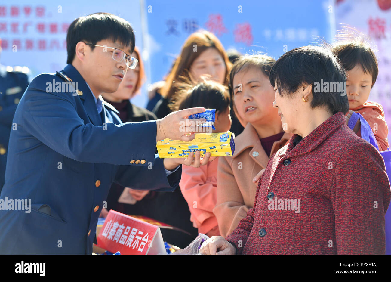 (190315) -- SHIJIAZHUANG, Marzo 15, 2019 (Xinhua) -- cittadini imparano a distinguere merci contraffatte in Zanhuang contea di Shijiazhuang, capitale del nord della Cina di nella provincia di Hebei, il 15 marzo 2019, il mondo dei diritti del consumatore al giorno. Una varietà di attività si sono tenute in tutta la Cina per sollevare sensibilizzare i consumatori per tutelare i loro diritti in tutto il mondo i diritti dei consumatori al giorno. (Xinhua/Zhang Xiaofeng) Foto Stock