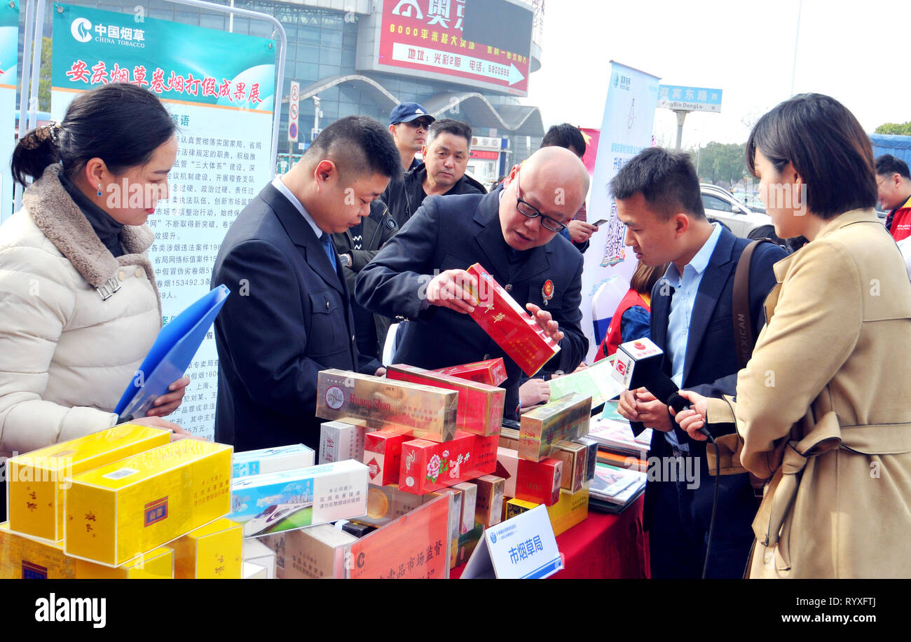 (190315) -- ANQING, Marzo 15, 2019 (Xinhua) -- cittadini imparano a distinguere merci contraffatte in Anqing, est cinese della provincia di Anhui, il 15 marzo 2019, il mondo dei diritti del consumatore al giorno. Una varietà di attività si sono tenute in tutta la Cina per sollevare sensibilizzare i consumatori per tutelare i loro diritti in tutto il mondo i diritti dei consumatori al giorno. (Xinhua/Huang Youan) Foto Stock