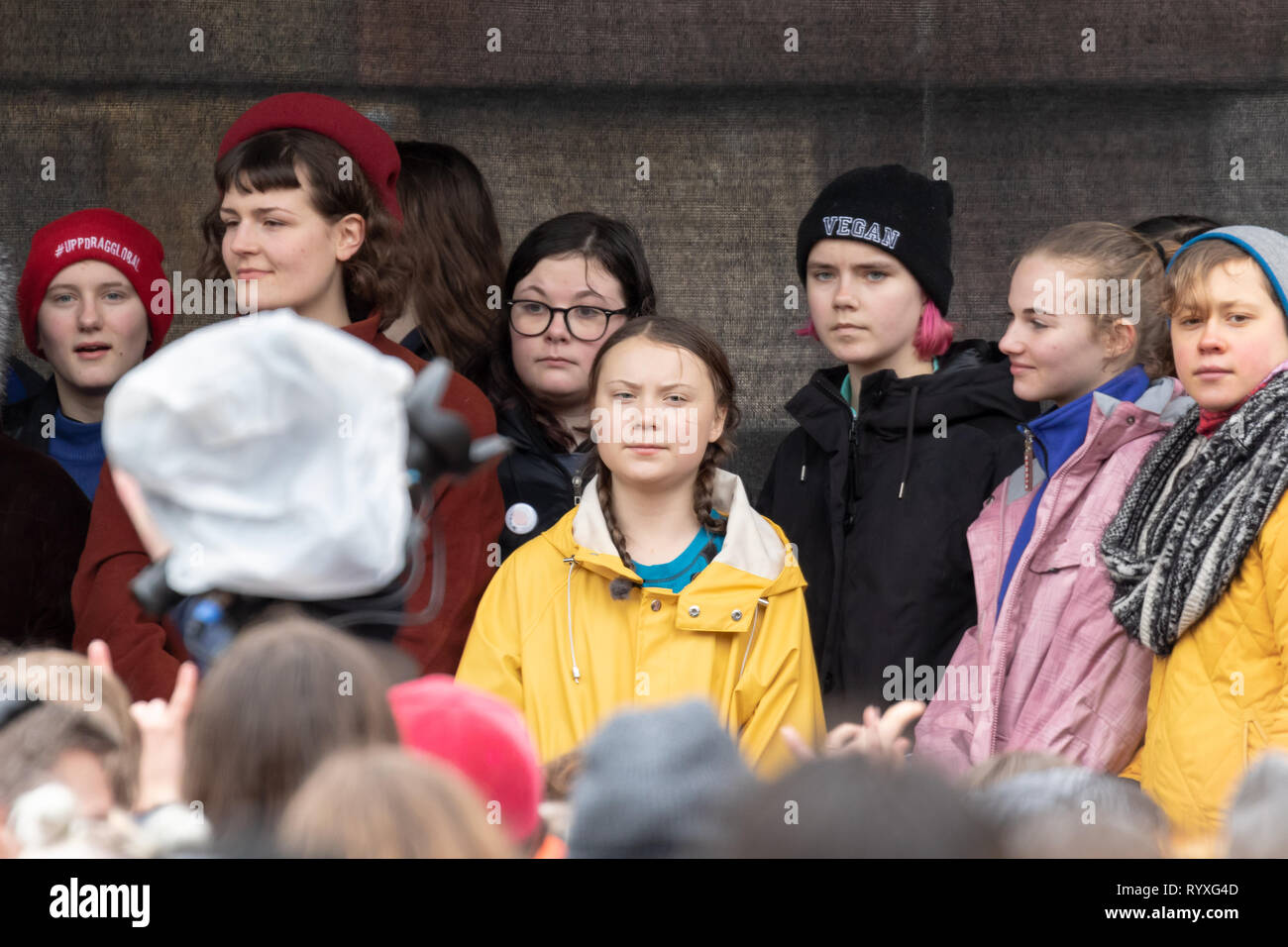 Stoccolma, Svezia. Il 15 marzo, 2019. 16-anno-vecchio svedese Thunberg Greta e colleghi attivisti del clima sul palco durante la manifestazione del clima. Credito: Per Grunditz/Alamy Live News Foto Stock