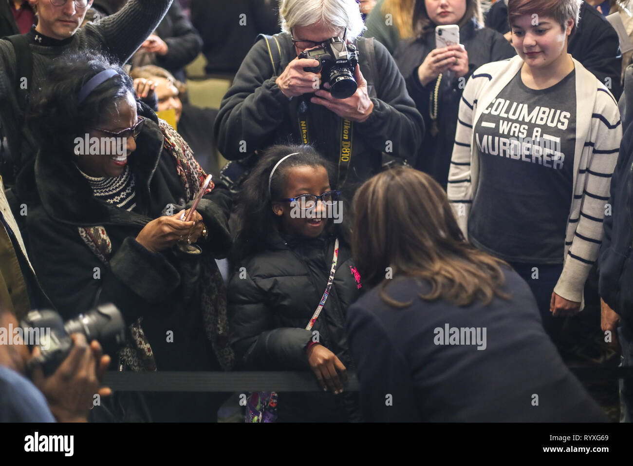 Febbraio 24, 2019 - Bettendorf, Iowa, U.S. - Alanna Asiedu-Ofei, 10, di Davenport sorride mentre parla con California Sen. Kamala Harris, un democratico alla presidenza e di speranza, durante un municipio al Waterfront Convention Center in Bettendorf, domenica 24 febbraio, 2019. (Credito Immagine: © Andy Abeyta, Aabeyta@Qctimes.Com/Quad-City volte via ZUMA filo) Foto Stock