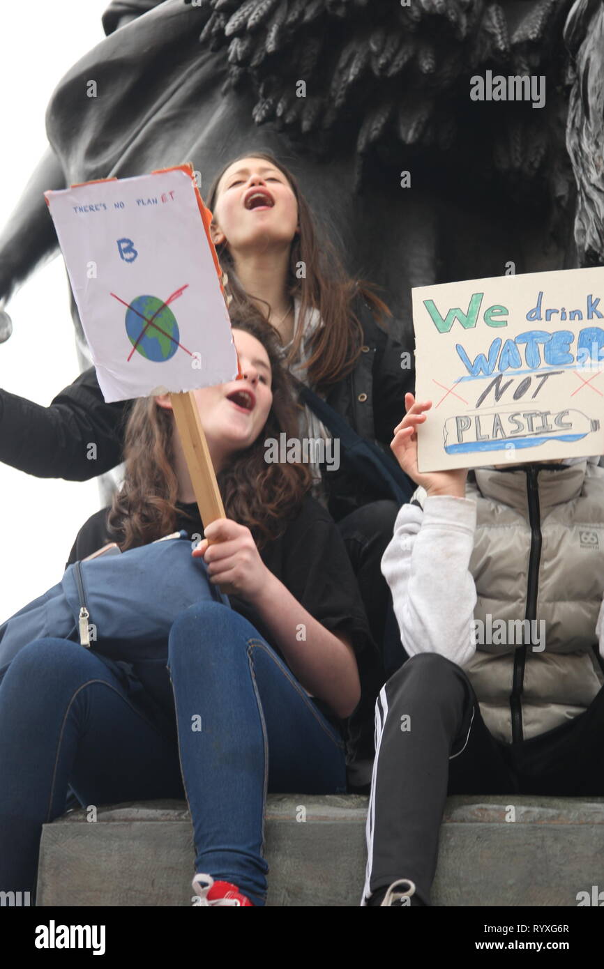 Londra, UK, 15 marzo 2019. Scuola e studenti del college di Londra prendere parte alla seconda chiamata di protesta per i governi mondiali a mettere i problemi ambientali di una priorità. Hanno camminato fuori della scuola per raccogliere al di fuori della sede del Parlamento e in marzo intorno alla capitale, fermandosi a Buckingham Palace. È una delle tante proteste che avvengono nello stesso momento in tutto il paese. Roland Ravenhill/Alamy Live News. Foto Stock