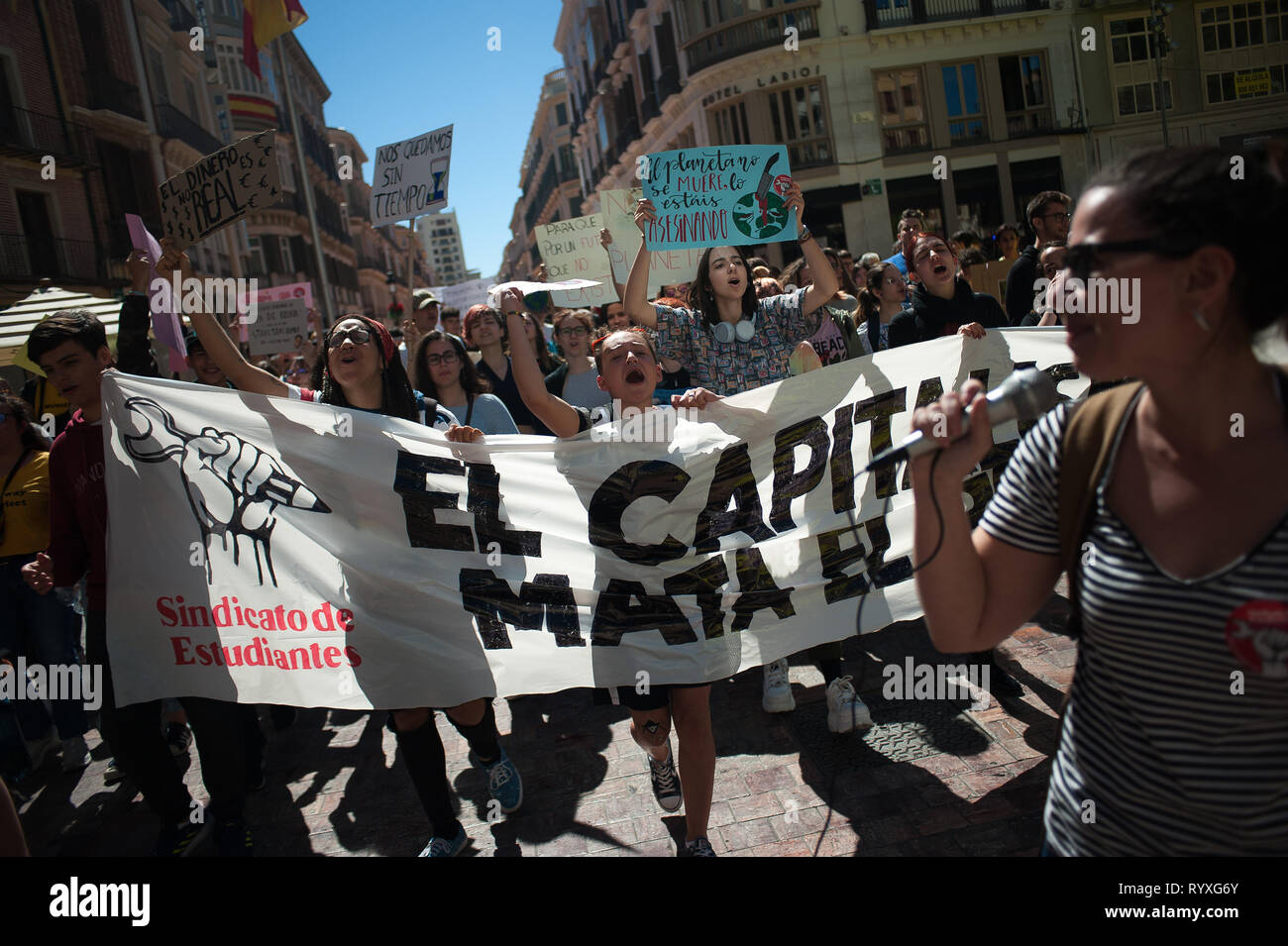 MALAGA, Spagna. Xv Mar, 2019. Gli studenti visto marching portando un grande striscione che dice che ''Il capitalismo uccide il pianeta'' durante la protesta.Sotto lo slogan "Emergenza climatica", migliaia di persone protestano contro il cambiamento climatico e il riscaldamento globale durante il generale sciopero degli studenti. Il movimento internazionale "il venerdì per il futuro", guidato dalla svedese giovane studente attivista e ambientalista Thunberg Greta, la domanda di provvedimenti urgenti per la lotta contro il cambiamento climatico. Credito: Gesù Merida/SOPA Immagini/ZUMA filo/Alamy Live News Foto Stock