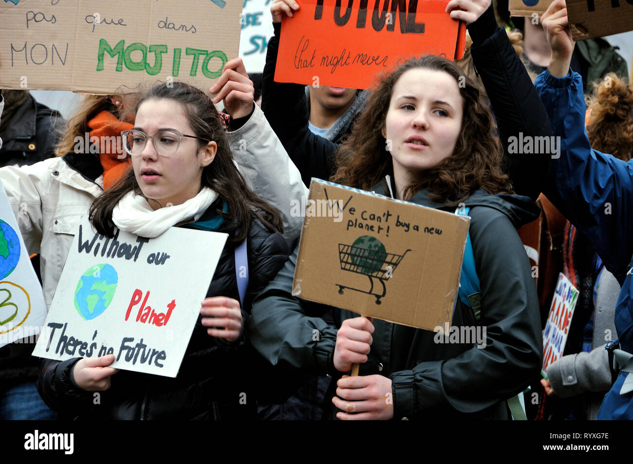 Het Plein, l'Aia, Paesi Bassi. Il 15 marzo, 2019. Scuola olandese bambini protesta clemente il cambiamento come parte del #FridayForFuture movimento. L iniziativa ha avuto inizio nel mese di agosto 2018, quando precoce 15-anno-vecchio Greta Thunberg seduto di fronte a lei il Parlamento in Svezia ogni giorno scolastico per tre settimane e inviato la sua protesta personali online. Giovedì 14 Marzo, 2019, lei è stato nominato da tre MPs norvegese per questo anno il premio Nobel per la pace. Se lei dovesse vincere; questo potrebbe far suo il più giovane beneficiario in quanto Malala Yousafzai, chi era 17. Charles M. Vella/Alamy Live News Foto Stock