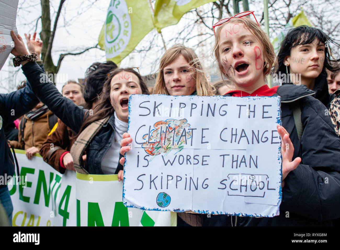 Un gruppo di studenti belgi sono visti gridando e trattenere le etichette durante il clima globale sciopero per il futuro del rally. Questo venerdì, decine di migliaia di bambini in più di 60 paesi sono in sciopero per chiedere il cambiamento climatico l'azione. La scuola movimento di sciopero è stato ispirato da adolescente svedese Greta Thunberg, chi ha colpito dalla scuola ogni venerdì a partire dallo scorso agosto a stare al di fuori del parlamento svedese edificio e chiedono che il suo paese aderisce all'accordo di Parigi sul cambiamento climatico. A Bruxelles, non soltanto agli studenti, ma gli insegnanti, scienziati e diversi sindacati ha preso le strade Foto Stock