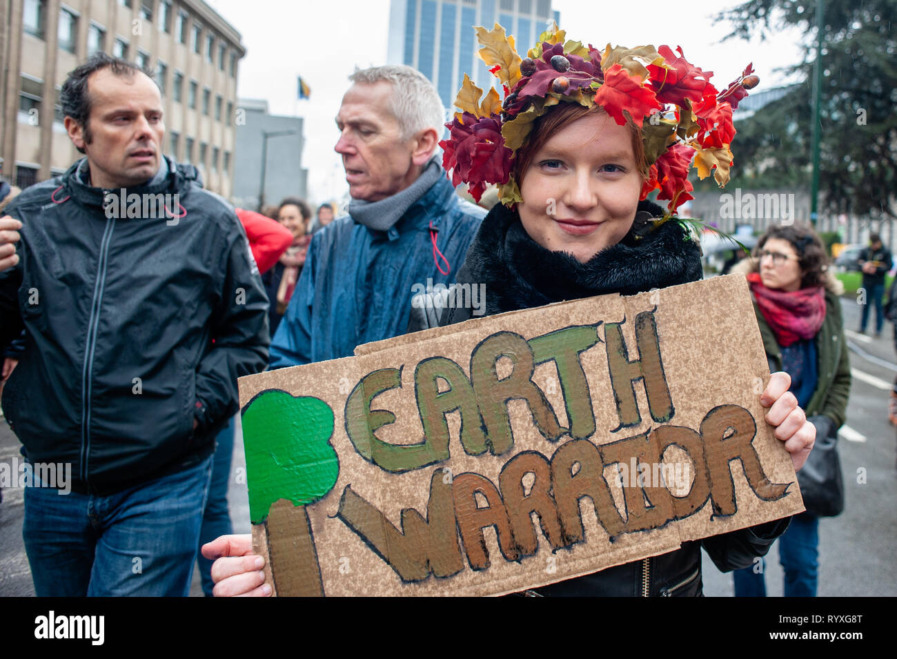 Una donna è visto tenendo un cartello che dice che il guerriero di massa durante il clima globale sciopero per il futuro del rally. Questo venerdì, decine di migliaia di bambini in più di 60 paesi sono in sciopero per chiedere il cambiamento climatico l'azione. La scuola movimento di sciopero è stato ispirato da adolescente svedese Greta Thunberg, chi ha colpito dalla scuola ogni venerdì a partire dallo scorso agosto a stare al di fuori del parlamento svedese edificio e chiedono che il suo paese aderisce all'accordo di Parigi sul cambiamento climatico. A Bruxelles, non soltanto agli studenti, ma gli insegnanti, scienziati e diversi sindacati ha preso le strade dell'essere Foto Stock
