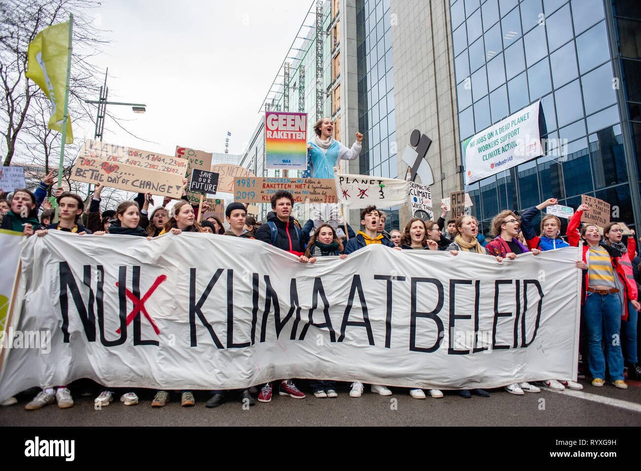Le persone sono considerate urlare slogan dietro il banner principale durante il clima globale sciopero per il futuro del rally. Questo venerdì, decine di migliaia di bambini in più di 60 paesi sono in sciopero per chiedere il cambiamento climatico l'azione. La scuola movimento di sciopero è stato ispirato da adolescente svedese Greta Thunberg, chi ha colpito dalla scuola ogni venerdì a partire dallo scorso agosto a stare al di fuori del parlamento svedese edificio e chiedono che il suo paese aderisce all'accordo di Parigi sul cambiamento climatico. A Bruxelles, non soltanto agli studenti, ma gli insegnanti, scienziati e diversi sindacati ha preso le strade di th Foto Stock
