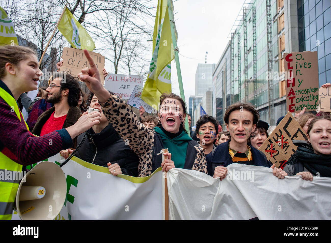 Un gruppo sono visti urlando mentre si tiene il banner principale della manifestazione. Questo venerdì, decine di migliaia di bambini in più di 60 paesi sono in sciopero per chiedere il cambiamento climatico l'azione. La scuola movimento di sciopero è stato ispirato da adolescente svedese Greta Thunberg, chi ha colpito dalla scuola ogni venerdì a partire dallo scorso agosto a stare al di fuori del parlamento svedese edificio e chiedono che il suo paese aderisce all'accordo di Parigi sul cambiamento climatico. A Bruxelles, non soltanto agli studenti, ma gli insegnanti, scienziati e diversi sindacati ha preso le strade della capitale belga di prote Foto Stock