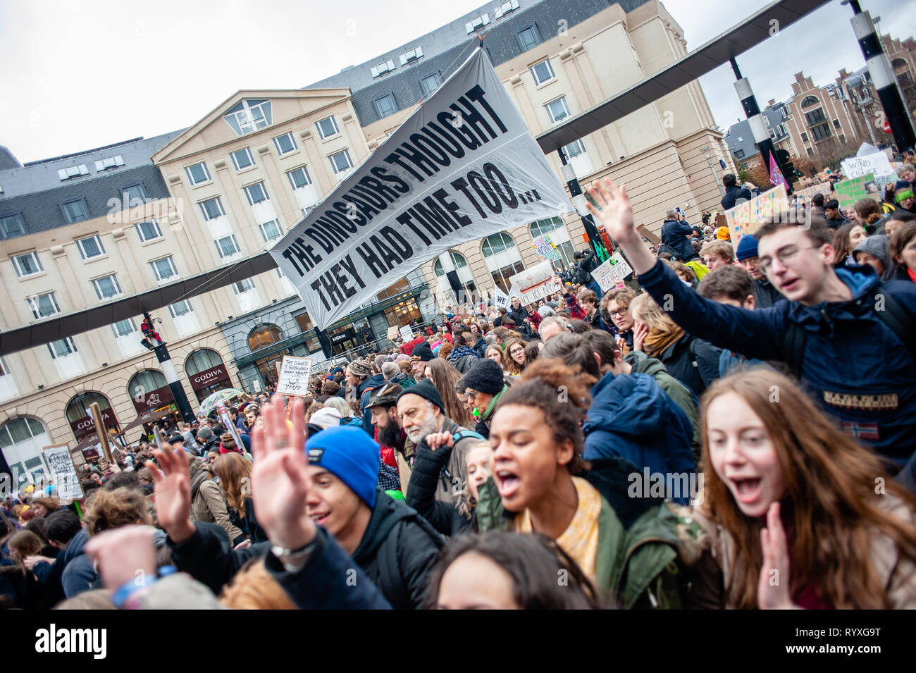 Un gruppo di persone sono visti urlare slogan durante il clima globale sciopero per il futuro del rally. Questo venerdì, decine di migliaia di bambini in più di 60 paesi sono in sciopero per chiedere il cambiamento climatico l'azione. La scuola movimento di sciopero è stato ispirato da adolescente svedese Greta Thunberg, chi ha colpito dalla scuola ogni venerdì a partire dallo scorso agosto a stare al di fuori del parlamento svedese edificio e chiedono che il suo paese aderisce all'accordo di Parigi sul cambiamento climatico. A Bruxelles, non soltanto agli studenti, ma gli insegnanti, scienziati e diversi sindacati ha preso le strade della capitale belga Foto Stock