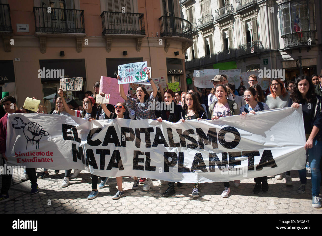 Gli studenti visto marching portando un grande striscione che dice "il capitalismo uccide il pianeta' durante la protesta. Sotto lo slogan ìClimate emergencyî, migliaia di persone protestano contro il cambiamento climatico e il riscaldamento globale durante il generale sciopero degli studenti. Il movimento internazionale "il venerdì per il futuro", guidato dalla svedese giovane studente attivista e ambientalista Thunberg Greta, la domanda di provvedimenti urgenti per la lotta contro il cambiamento climatico. Foto Stock