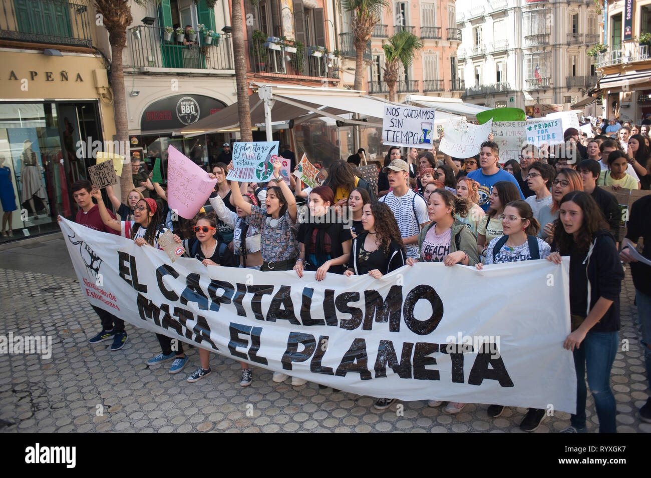 Gli studenti visto marching portando un grande striscione che dice "il capitalismo uccide il pianeta' durante la protesta. Sotto lo slogan ìClimate emergencyî, migliaia di persone protestano contro il cambiamento climatico e il riscaldamento globale durante il generale sciopero degli studenti. Il movimento internazionale "il venerdì per il futuro", guidato dalla svedese giovane studente attivista e ambientalista Thunberg Greta, la domanda di provvedimenti urgenti per la lotta contro il cambiamento climatico. Foto Stock