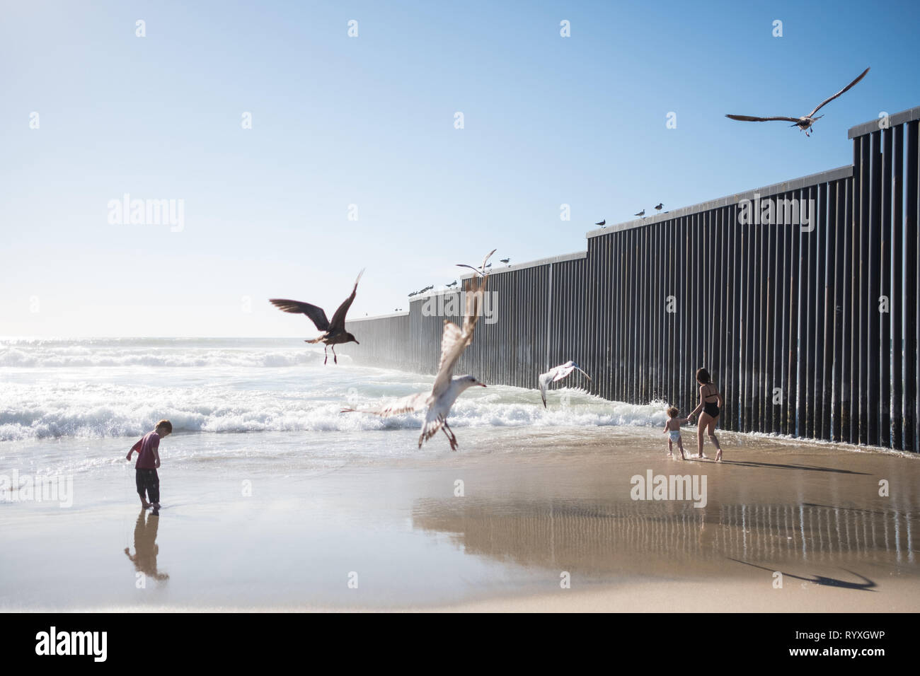 Tijuana, Baja California, Messico. 13 Mar, 2019. I bambini sono visto giocare vicino al diving muro di confine tra gli Stati Uniti e il Messico dove molti richiedenti asilo hanno attraversato. Nel febbraio 2019, circa 76.000 sono fuggiti dal sud del confine con gli Stati Uniti al fine di trovare una migliore live. Credito: Megan Jelinger SOPA/images/ZUMA filo/Alamy Live News Foto Stock