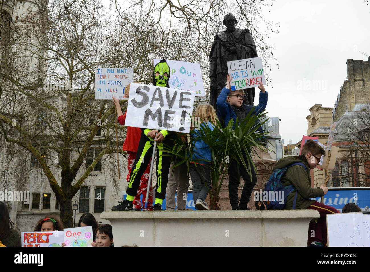 Londra, Regno Unito. Xv Mar, 2019. Scuola sciopero del clima del 15 marzo 2019, Londra, la piazza del Parlamento: clima svedese Greta attivista Thunberg ispirato agli studenti del Regno Unito per protestare contro il cambiamento climatico oggi a piedi al di fuori delle scuole. Gli studenti chiedono al governo di agire sul riscaldamento globale. Credito: Thomas Krych/Alamy Live News Foto Stock